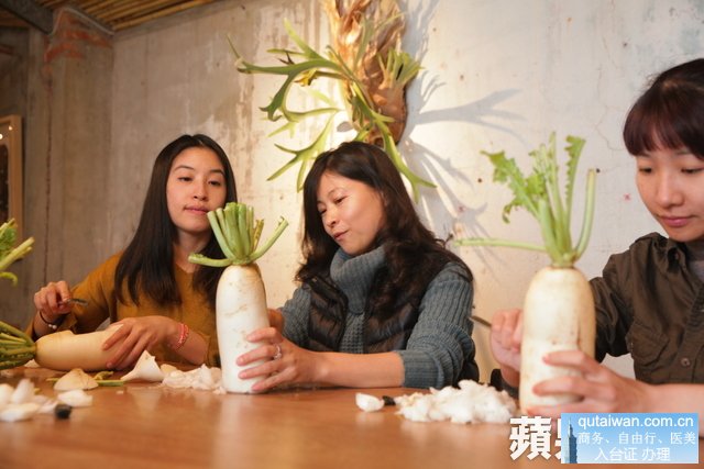 蘆竹湳元宵節的傳統習俗，就是家家戶戶都會制作蘿卜燈。