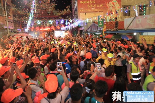 信眾簇擁媽祖神轎